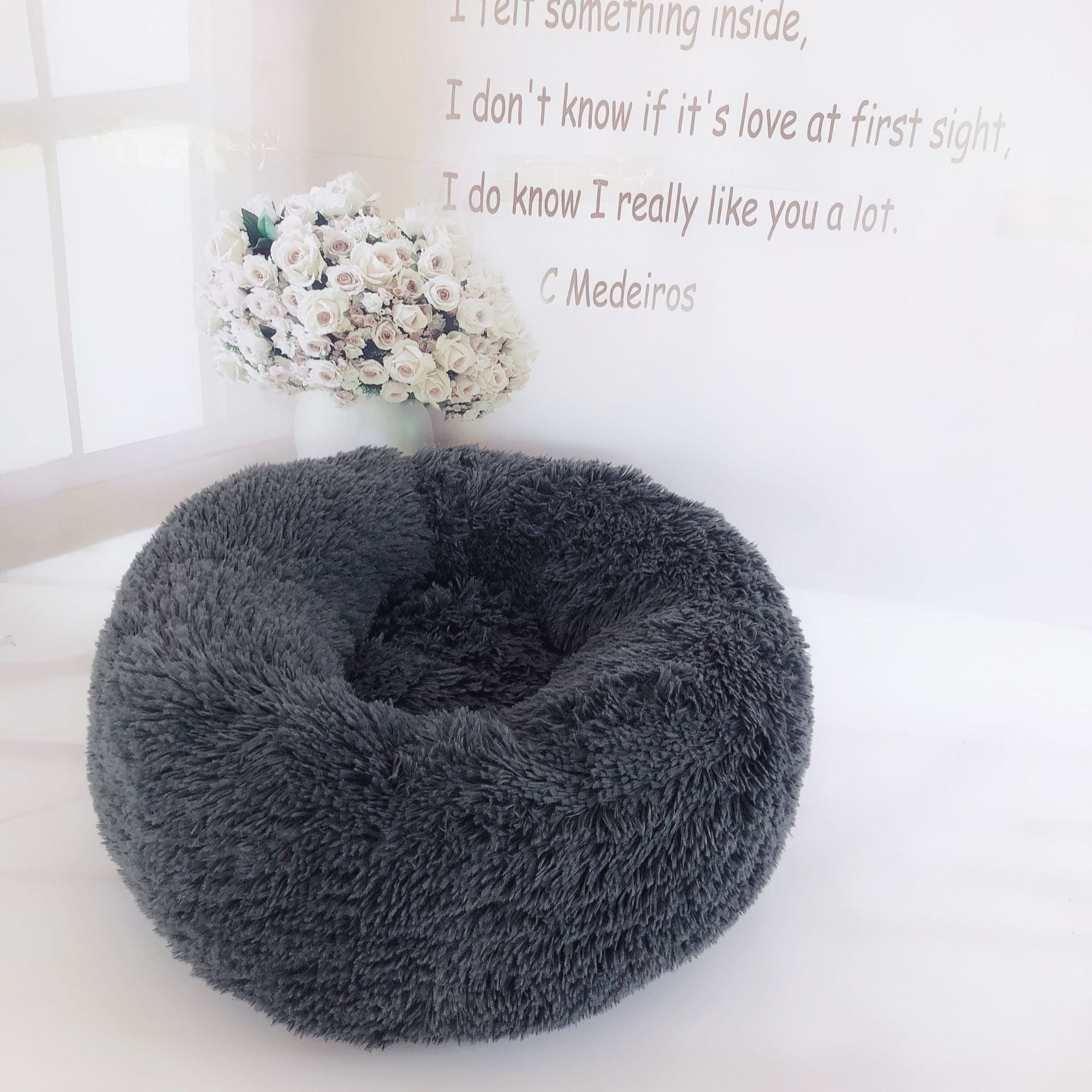 Round Plush Calming Pet Bed for Small Dogs & Cats